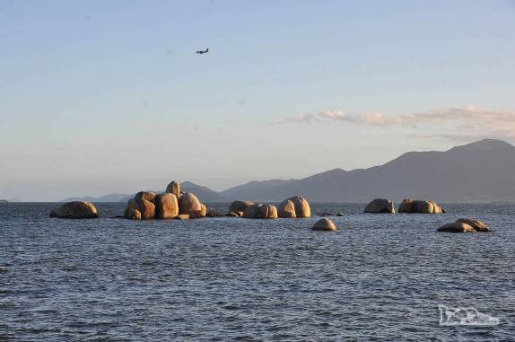 Fim de tarde nas pedras de Itaguaçú, bairro continental de Florianópolis